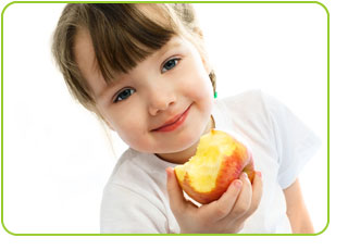 Enfant qui mange une pomme